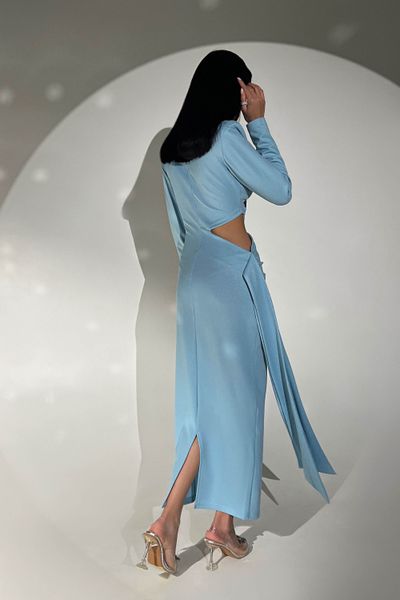 Вечернее платье макси с высоким фигурным вырезом сбоку голубой jf- Авелін фото