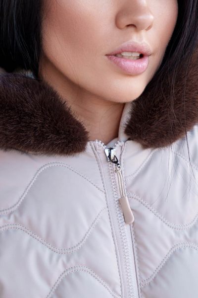 Жіноча стьобана куртка з хутром на капюшоні бежевий jf-ембер фото