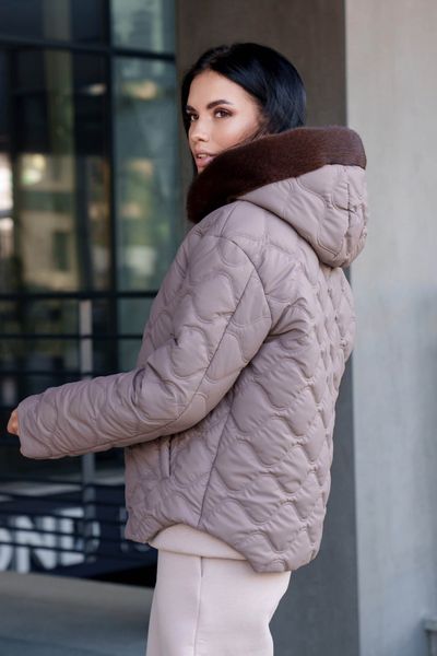 Жіноча стьобана куртка з хутром на капюшоні мокко jf-ембер фото