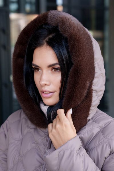 Жіноча стьобана куртка з хутром на капюшоні мокко jf-ембер фото